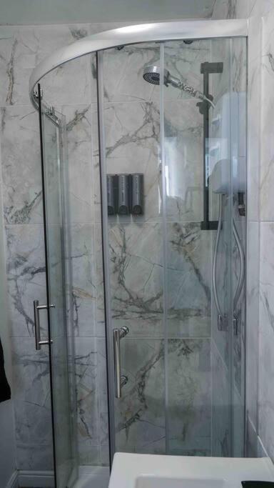לידס Stunning Two Bed City Centre Apartment מראה חיצוני תמונה